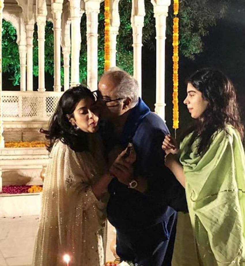 Janhvi Kapoor Birthday, janhvi kapoor in Varanasi, dhadak actress Janhvi kapoor, sridevi kapoor daughter janhvi, janhvi kapoor now 22 years old, actress janhvi kapoor celebrate her 22nd birthday, janhvi kapoor sister khushi, janhvi father boney kapoor, entertainment news, bollywood news, television new