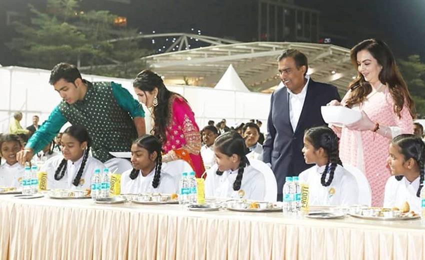 इस दौरान अंबानी और मेहता परिवार ने बच्चों को अपने हाथों से खाना परोसा