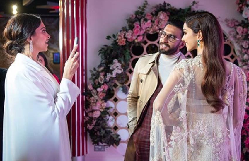 एक्ट्रेस दीपिका पादुकोण का हाल ही में लंदन के Madame Tussauds में मोम का पुतला लगाया गया है। 33 साल की एक्ट्रेस इस मोम के पुतले को देखने के लिए अपने पति रणवीर सिंह के साथ Madame Tussauds पहुंचीं। दीपिका पादुकोण का स्टेच्यू देख कर रणवीर काफी हैरान और खुश नजर आए। रणवीर सिंह की एक्साइटमेंट दीपिका के पुतले को देखते ही और बढ़ गई। ऐसे में रणवीर दीपिका को छोड़ दीपिका के पुतले के आगे-पीछे घूमते नजर आए। रणवीर इस दौरान कहते दिखे कि वह दीपिका का ये पुतला अपने साथ घर भी ले जाना चाहते हैं। इसके बाद रणवीर को दीपिका ने स्टेज पर जॉइन किया। सोशल मीडिया पर रणवीर और दीपिका की ये तस्वीरें खूब वायरल हो रही हैं। देखें तस्वीरें (सभी तस्वीरें इंस्टाग्राम फैनपेज से ली गई हैं।)