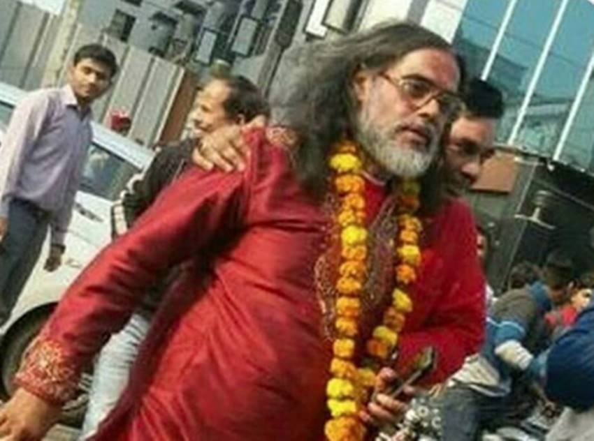 हमेशा विवादों में रहने वाले स्वयंभू बाबा स्वामी ओम ने लोकसभा चुनाव लड़ने का ऐलान कर दिया है। स्वामी ओम नई दिल्ली लोकसभा सीट से चुनाव लड़ेंगे। पूर्व बिग बॉस कंटेस्टेंट का कहना है कि वो दिल्ली के मुख्यमंत्री के हिंदू विरोधी रवैये के खिलाफ चुनाव लड़ेंगे।
