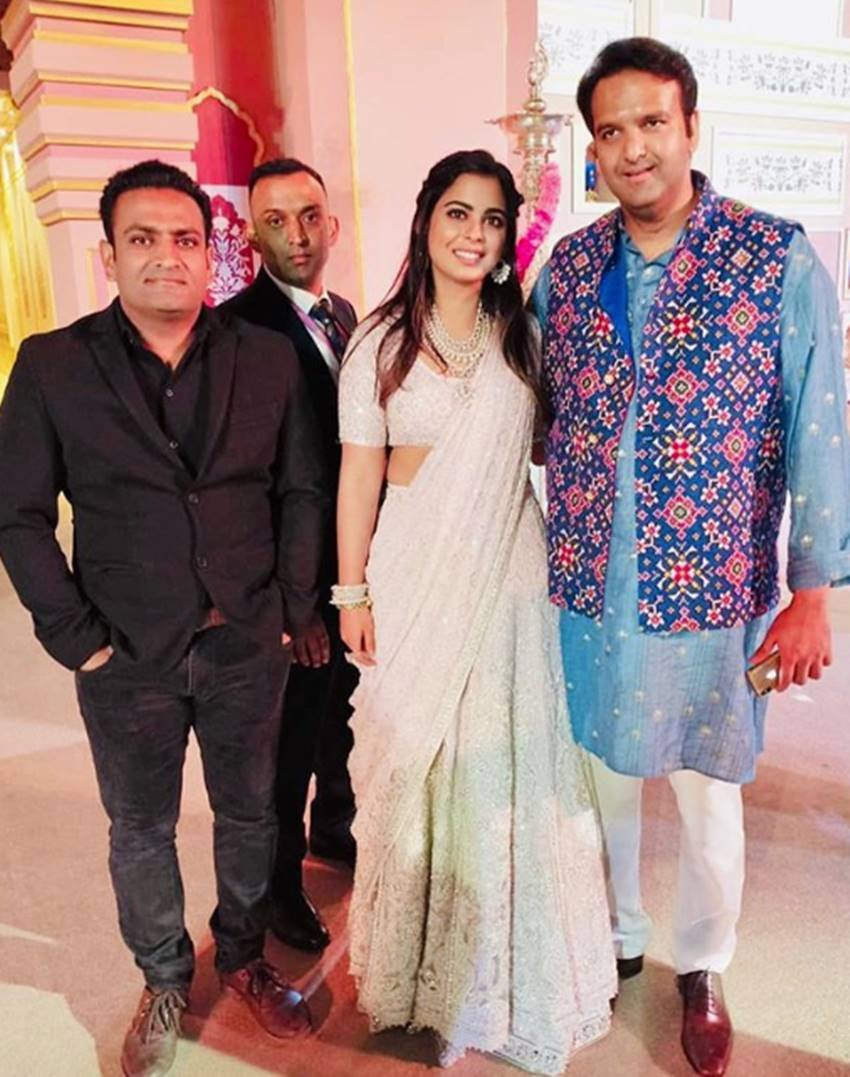 ईशा अपने पति आनंद पीरामल के साथ