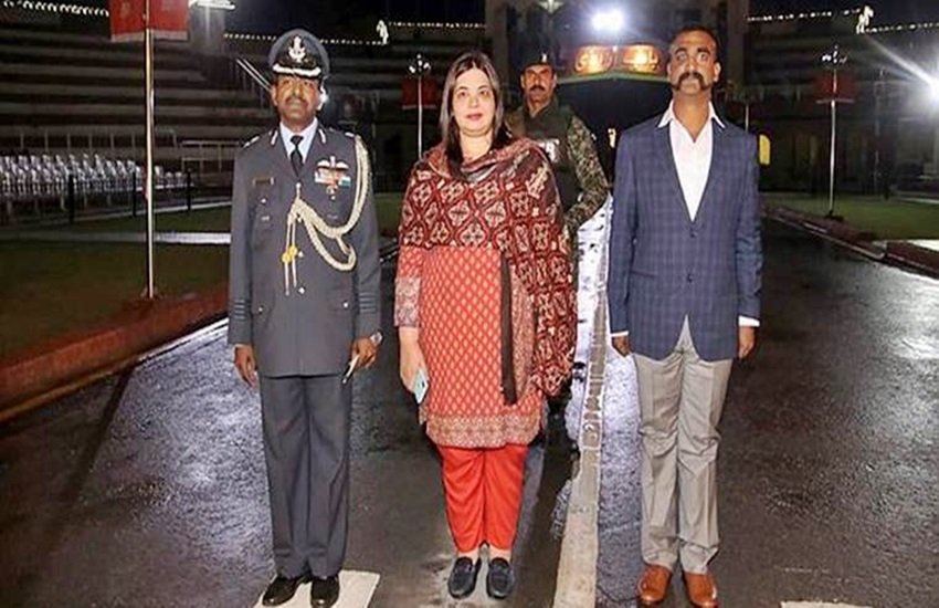 पाकिस्तानी अधिकारियों के साथ IAF विंग कमांडर अभिनंदन, फोटो सोर्स- इंडियन एक्सप्रेस