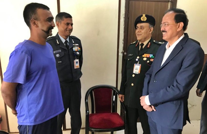 रक्षा राज्यमंत्री सुभाष राव भामर के साथ विंग कमांडर अभिनंदन, फोटो सोर्स- ANI
