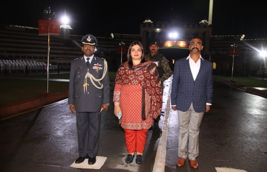 भारत IAF लौटे विंग कमांडर अभिनंदन, फोटो सोर्स- इंडियन एक्सप्रेस