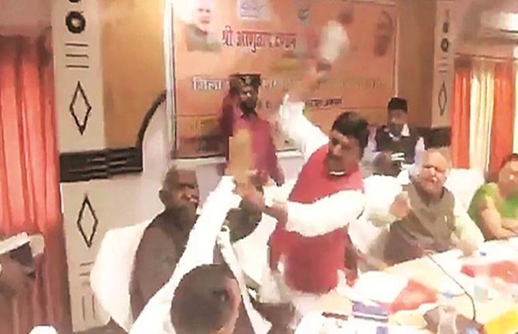 भाजपा सांसद और विधायक के बीच मारपीट का यह वीडियो सोशल मीडिया पर खूब वायरल हो रहा है। (फोटो सोर्स-ANI)
