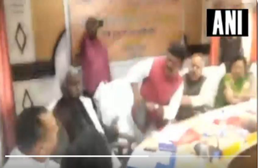 उत्तर प्रदेश में भाजपा सांसद और विधायक के बीच मारपीट। (Photo: Video Grab)