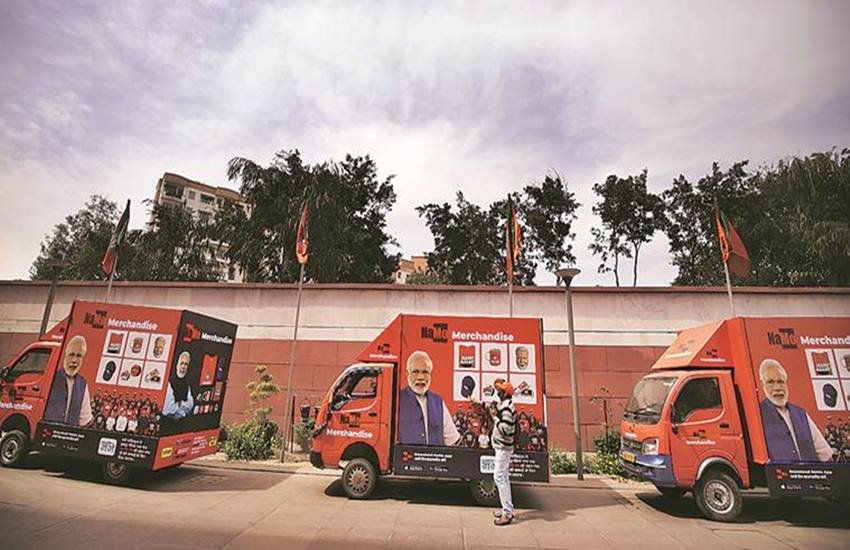 भाजपा कार्यालय के पास बिक्री के लिए चुनावी साम्रगी, फोटो सोर्स- इंडियन एक्सप्रेस (प्रवीण खन्ना)