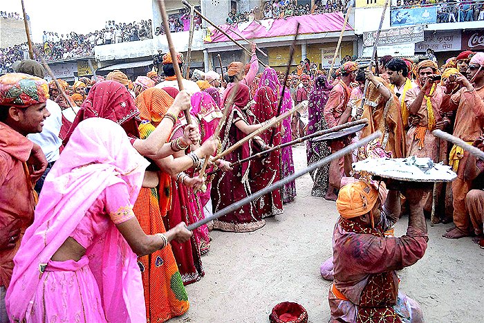 तस्वीर में आप महिलाओं को लट्ठमार होली सेलिब्रेट करते देख रहे हैं।