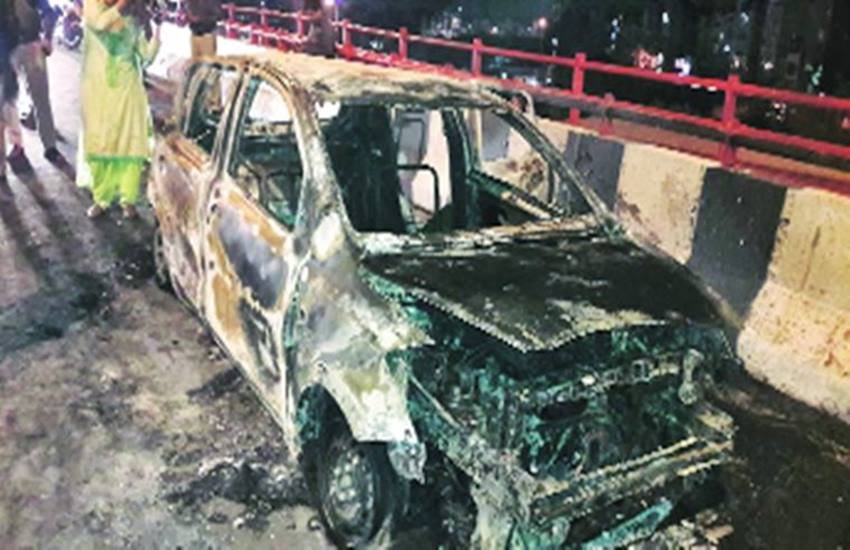 दिल्ली में अक्षरधाम के पास हुए हादसे में जली कार, फोटो सोर्स- इंडियन एक्सप्रेस