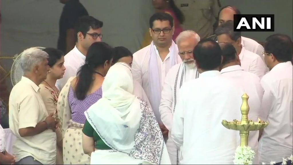 रक्षा मंत्री निर्मला सीतारमण ने भी पर्रिकर के परिजनों से मिलकर अपनी संवेदना प्रकट की।