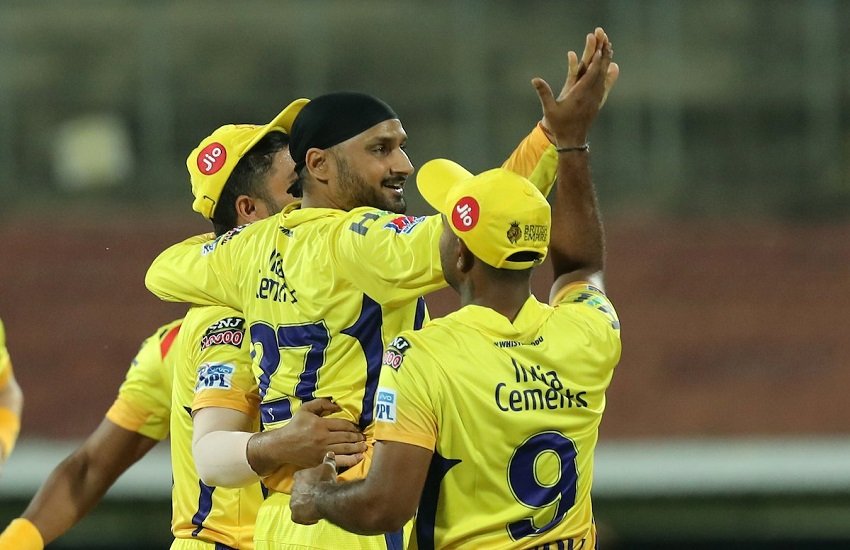 हरभजन सिंह ने आरसीबी के तीन अहम विकेट निकाले। (फोटो सोर्स- ipl twitter)