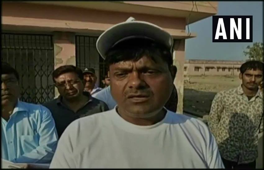 डीएम एच लाल (बांदा), फोटो सोर्स- ANI
