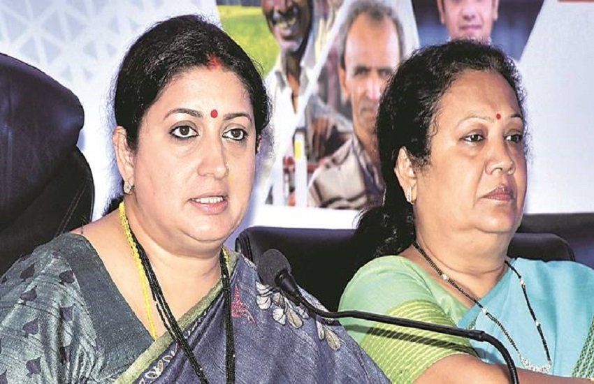 केंद्रीय मंत्री स्मृति ईरानी के साथ सूरत सांसद दर्शना जरदोश (Indian express File photo)