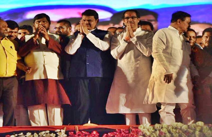 देवेंद्र फडणवीस और उद्धव ठाकरे, फोटो सोर्स- ट्विटर (Dev_Fadnavis)