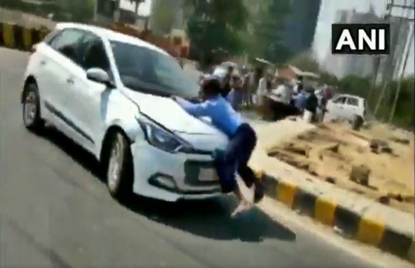 गाजियाबाद में कार के बोनट पर शख्स को घसीटा, फोटो सोर्स- ट्विटर (ANI)