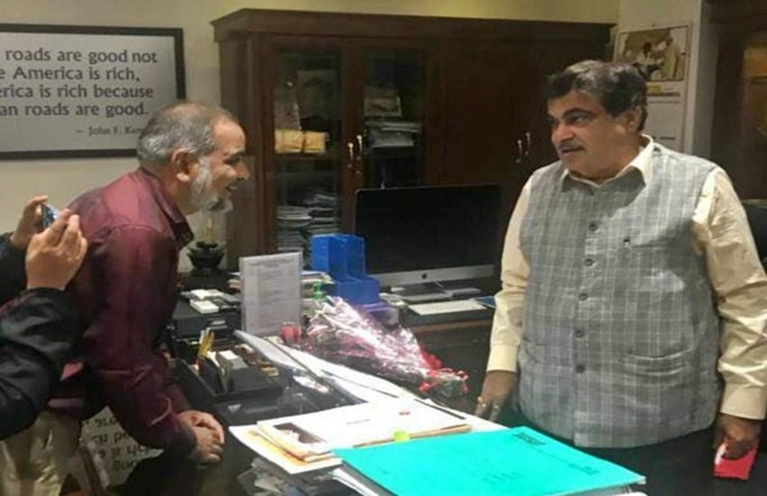 नितिन गडकरी के साथ मुर्तजा ए हामिद, फोटो सोर्स- ट्विटर (Gaurav23920400)