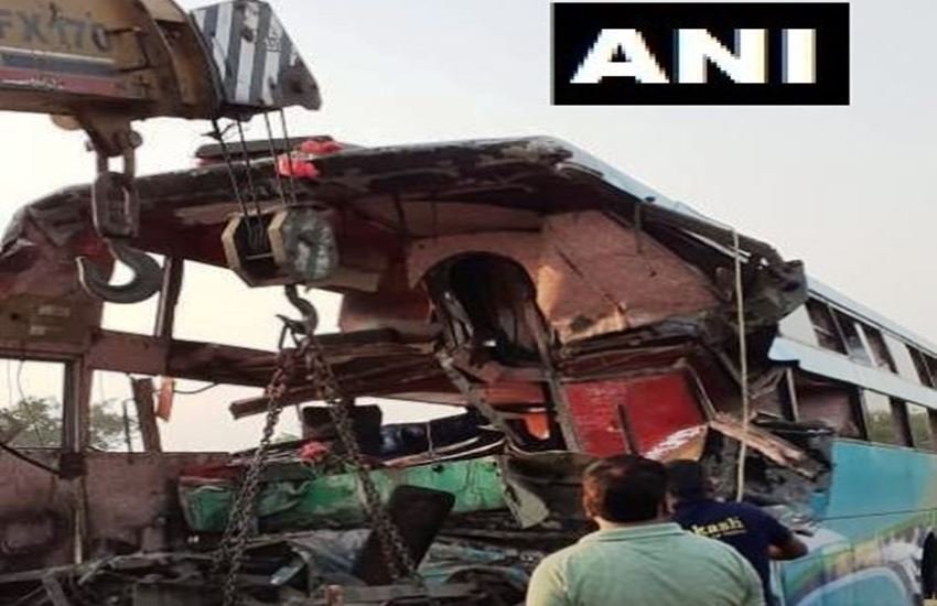 ग्रेटर नोएडा में यमुना एक्सप्रेसवे पर हुआ हादसा। फोटो सोर्स : एएनआई