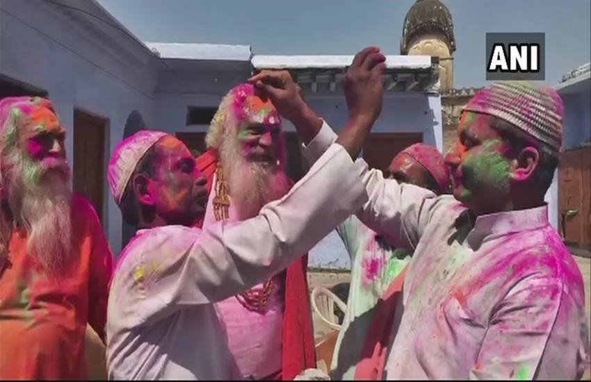 अयोध्या में इकबाल अंसारी और महंत धर्मदास ने खेली होली, फोटो सोर्स- ANI