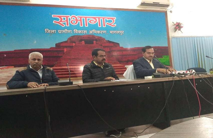 प्रेस कांफ्रेंस के दौरान डीएम प्रणब कुमार प्रेस कांफ्रेंस के दौरान डीएम प्रणब कुमार