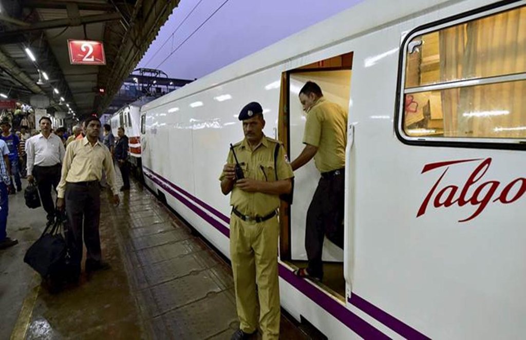 गाड़ियों के कोच में समय-समय पर बदलाव होते रहे