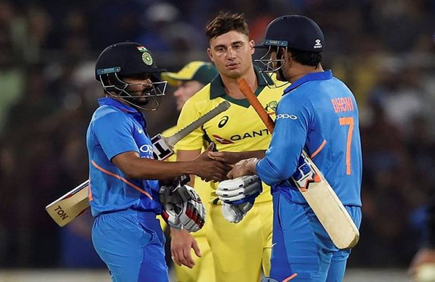 मैच जीतने के बाद आपस में हाथ मिलाते धोनी और जाधव। (फोटो सोर्स- एपी)