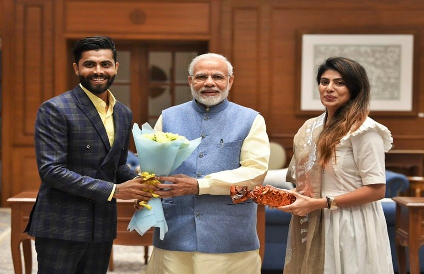 पीएम नरेन्द्र मोदी के साथ रविन्द्र जडेजा और रिवाबा जडेजा, फोटो सोर्स- ट्विटर (dave_janak)