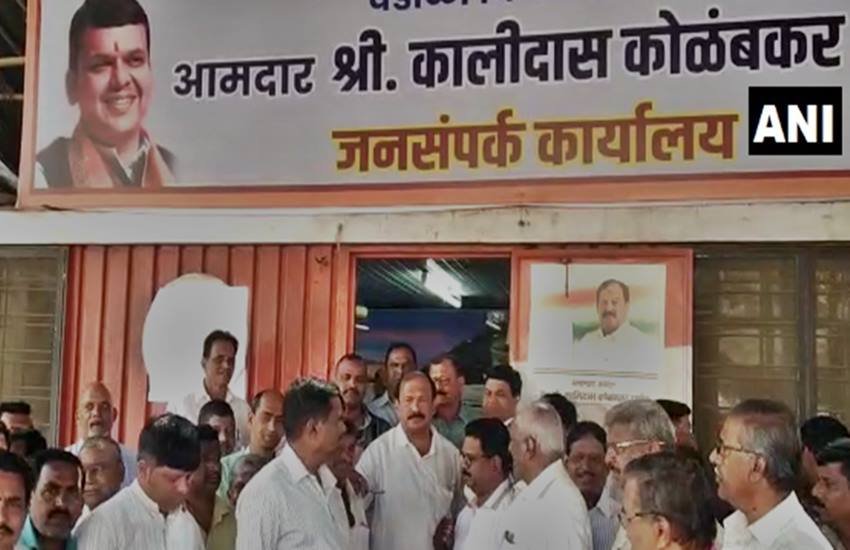 कांग्रेस विधायक कालिदास कोलंबकर के ऑफिस के बाहर लगा सीएम का फोटो, फोटो सोर्स- ANI