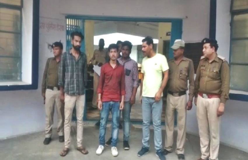 दोस्तों के साथ पुलिस गिरफ्त में भाजपा राज्यसभा सांसद का बेटा सतेंद्र उइके, फोटो सोर्स- ANI दोस्तों के साथ पुलिस गिरफ्त में भाजपा राज्यसभा सांसद का बेटा सतेंद्र उइके, फोटो सोर्स- ANI