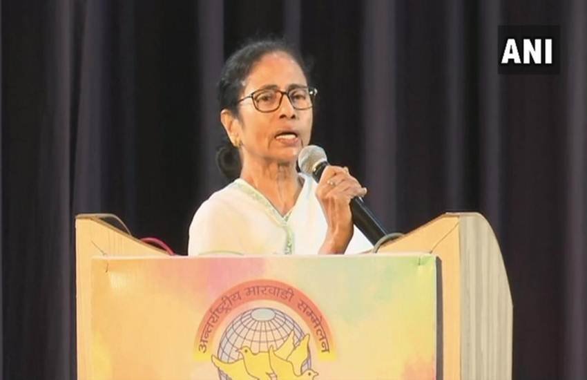 पश्चिम बंगाल राज्य के मुख्यमंत्री और तृणमूल कांग्रेस पार्टी के नेता ममता बनर्जी कोलकाता भारत में लोकसभा चुनावों के लिए पार्टी के उम्मीदवारों की सूची प्रदर्शित करते हुए। भारत के आम चुनाव 11 अप्रैल से मई तक सात चरणों में होंगे। (AP Photo/Bikas Das)