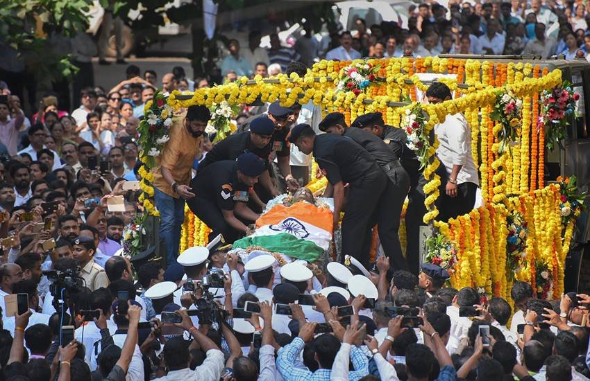 मनोहर पर्रिकर के अंतिम दर्शन को उमड़ी भीड़ (Photo : PTI)