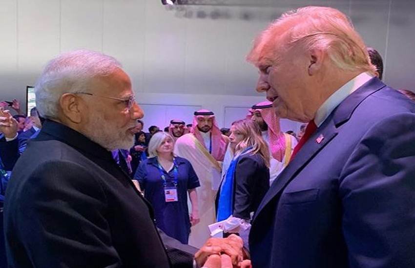 अमेरिकी राष्ट्रपति डोनाल्ड ट्रंप से मिलते प्रधानमंत्री नरेंद्र मोदी। (फाइल फोटो)