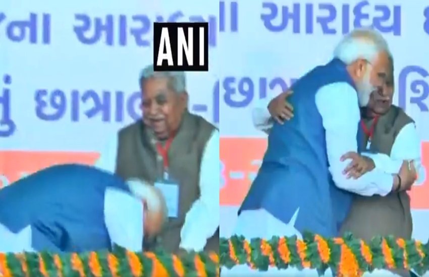 गुजरात के पूर्व सीएम केशुभाई पटेल के पीएम मोदी ने छुए पैर, फोटो सोर्स- ANI
