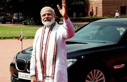 BMW 7-Series से चलते हैं पीएम नरेंद्र मोदी, AK47 और ग्रेनेड के धमाकों को भी झेल सकती है ये कार