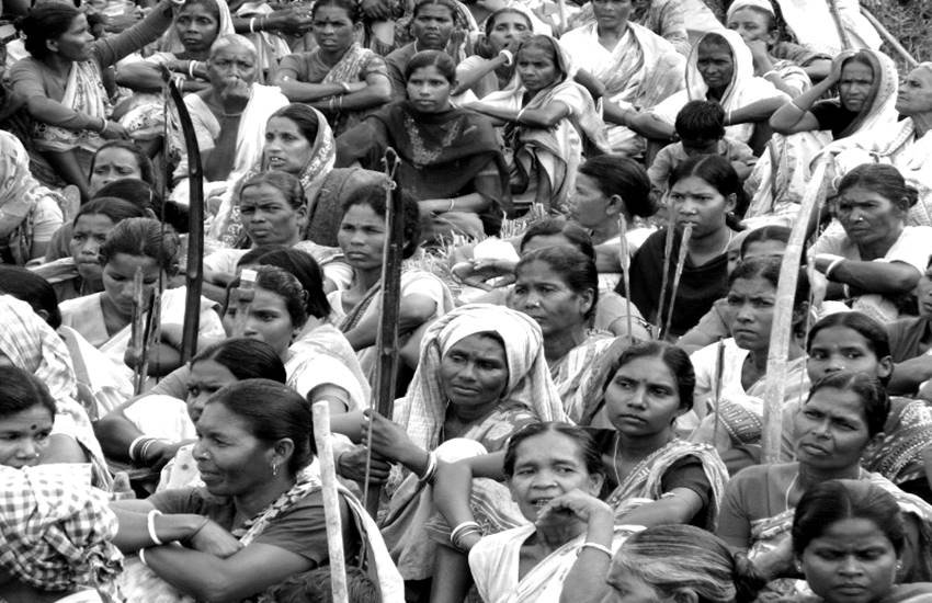 पांच सौ तियालीस सीटों वाली लोकसभा में इस समय बासठ महिला सांसद हैं।