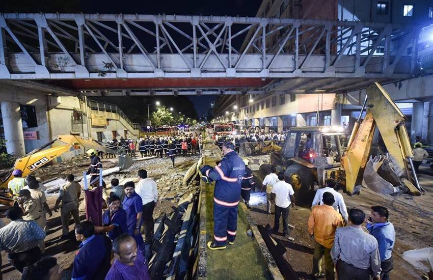 Mumbai bridge collapse, Six months, audit report, declared, FOB, fit to use, Collapsed, Mumbai Bridge, Ajmal Kasab, 26/11 Attacks, Chhatrapati Shivaji Terminus, bridge collapse in mumbai today, bridge collapse in mumbai, mumbai bridge collapse, mumbai bridge collapse 2019, mumbai bridge collapse, mumbai footover bridge, mumbai footover bridge news, mumbai footover bridge today, mumbai foot over bridge accident, mumbai foot over bridge incident, mumbai foot over bridge collapse, andheri bridge collapse, mumbai news, live news