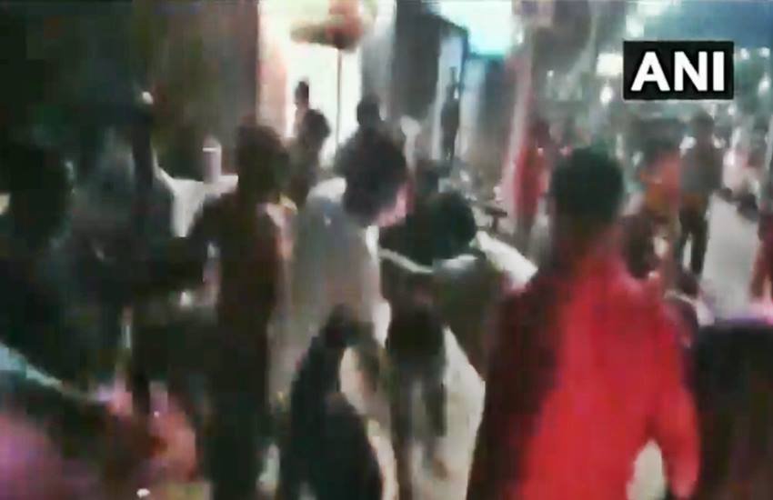 पुलिसकर्मी की पिटाई करते आरोपी (वीडियो का स्नेपशॉट), फोटो सोर्स- ANI