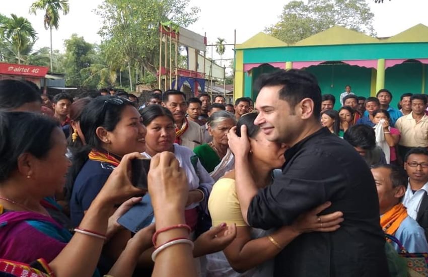 त्रिपुरा कांग्रेस के प्रदेश अध्यक्ष प्रद्योत देबबर्मा पीड़ित आदिवासियों से मिलते हुए। (फोटो- फेसबुक)