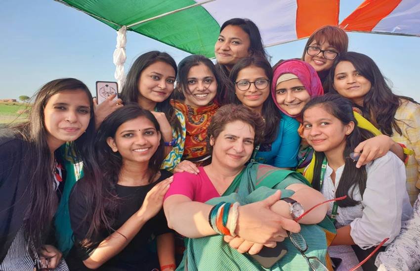 प्रियंका गांधी के साथ प्रयागराज के नैनी स्थित स्कूल ऑफ़ फिल्म एंड मास कम्युनिकेशन की छात्राएं, फोटो सोर्स- ट्विटर (INCUttarPradesh)