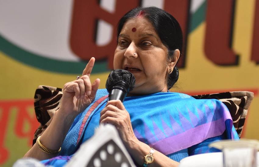 पाकिस्तान में हिंदू लड़कियों के अपहरण और उनका जबरन इस्लाम में धर्मांतरण पर सुषमा स्वराज ने इस्लामाबाद स्थित भारतीय राजदूत से रिपोर्ट मांगी थी। जिस पर पाकिस्तान ने तिलमिलाते हुए प्रतिक्रिया दी और इसे अपना आंतरिक मसला बतया। (एक्सप्रेस फाइल फोटो/ Rohit Jain Paras)