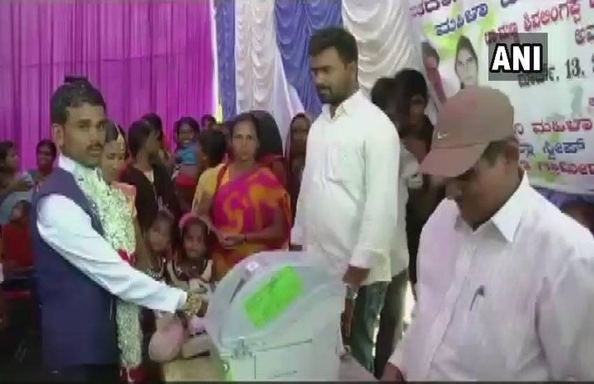 सामूहिक विवाह समारोह में ईवीएम और वीवीपीएटी का उपयोग सीखते जोड़े और गेस्ट, फोटो सोर्स- ANI