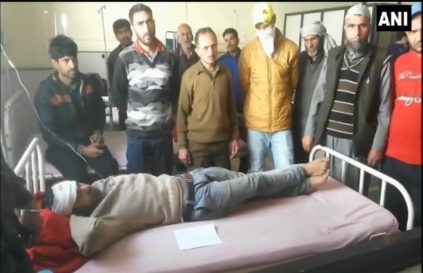 जम्मू-कश्मीर हादसे में घायल लोगों को अस्पताल में भर्ती कराया गया।
फोटो सोर्स- ANI 