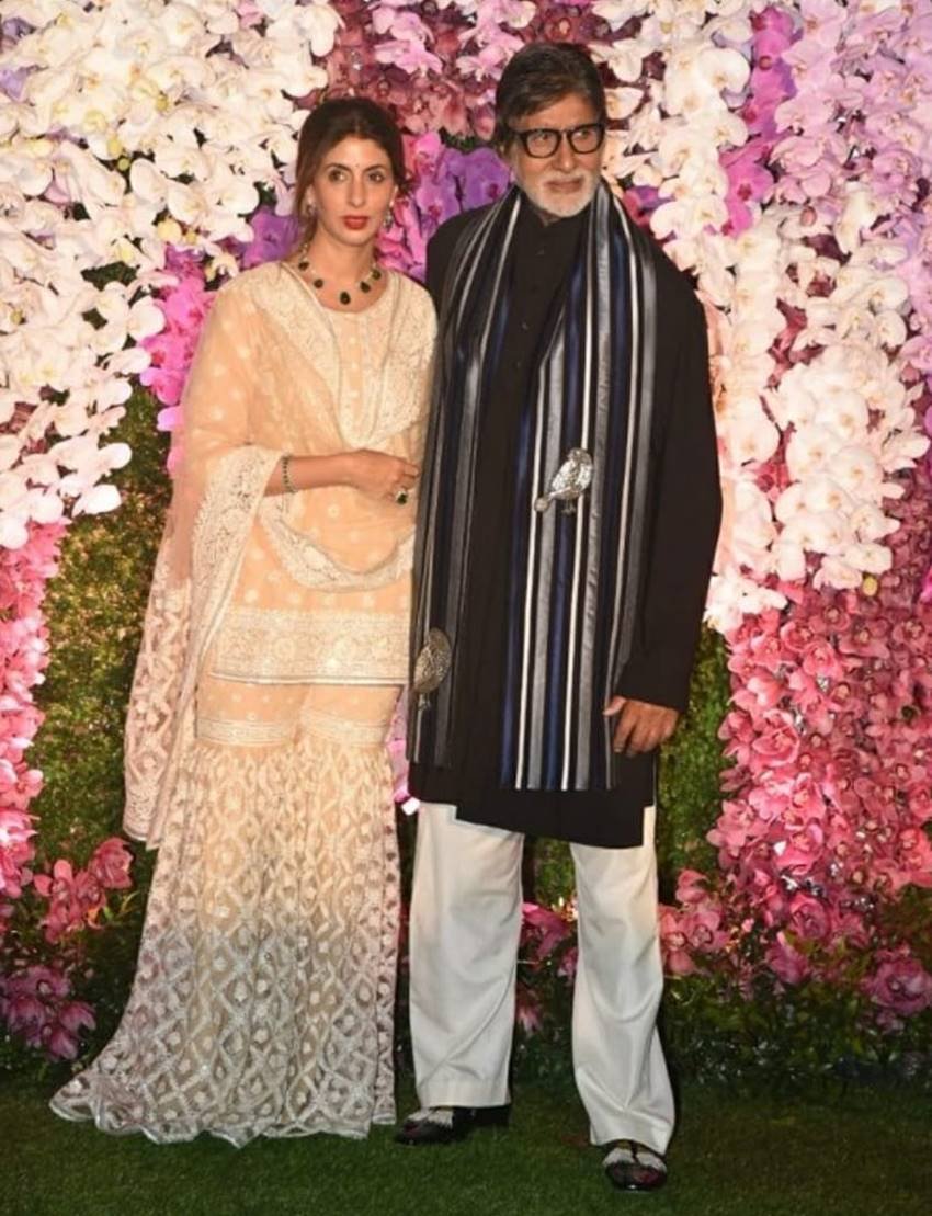 बॉलीवुड के शहंशाह अमिताभ बच्चन अपनी बेटी श्वेता के साथ रिसेप्शन अटेंड करने पहुंचे।