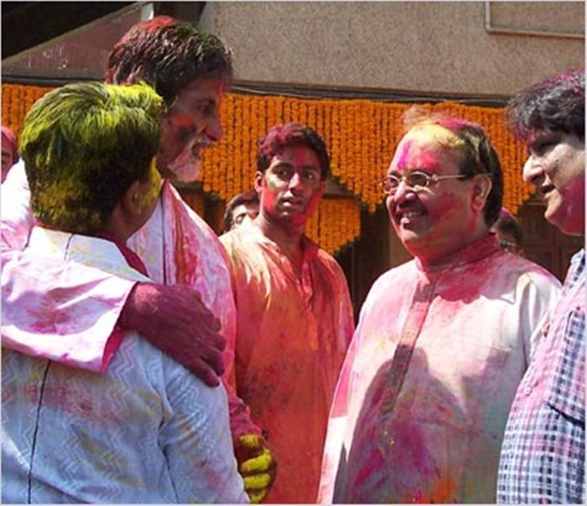 बिग बी के घर पार्टी में सितारे ही नहीं बल्कि राजनेता भी आते थे। तस्वीर में आप अमिताभ के साथ अमर सिंह को देख रहे हैं।