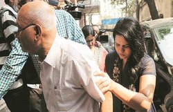 जानिए, 37 साल की ”लेडी तस्‍कर” की कहानी! 67 साल के पिता के साथ हुई गिरफ्तार