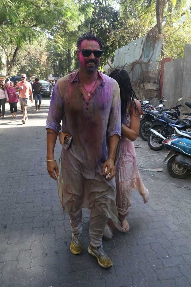 इस पार्टी में अर्जुन रामपाल को इतना रंग लगया गया कि वह पहचान में भी नहीं आ रहे थे।