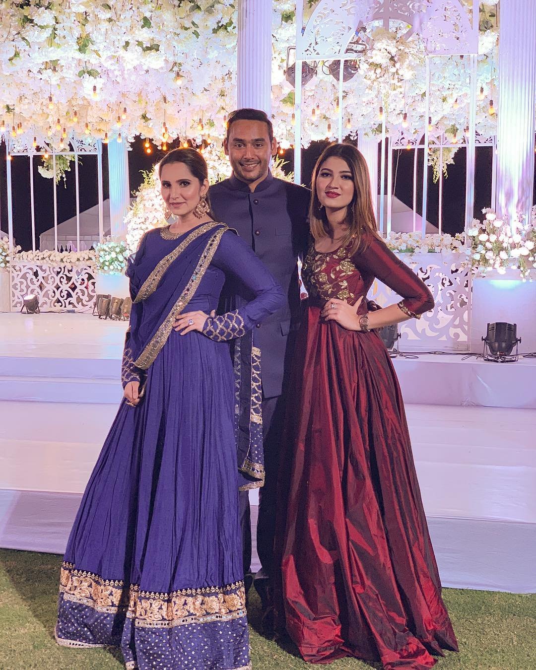 भारतीय टेनिस स्टार सानिया मिर्जा की बहन अनम मिर्जा इन दिनों अपने रिलेशनशिप को लेकर सुर्खियों में छाई हुई हैं। वैसे तो अनम अक्सर अपनी बहन सानिया के साथ जबरदस्त बॉन्डिंग को लेकर चर्चा में रहती हैं लेकिन फिलहाल वह अपने लव अफेयर को लेकर लाइमलाइट में हैं। मीडिया रिपोर्ट्स के मुताबिक अनम मिर्जा भारतीय टीम के पूर्व कप्तान अजहरुद्दीन के बेटे असद के साथ रिलेशन में हैं। खबरों की मानें तो असद और अनम इस साल के अंत तक निकाह कर सकते हैं। दोनों काफी लंबे समय से एक दूसरे को डेट कर रहे हैं। उम्र में असद, अनम से 3 साल छोटे हैं। दोनों ही हैदराबाद से ताल्लुख रखते हैं। असद और अनम तमाम दफा पब्लिक प्लेस पर भी साथ देखे जाते हैं लेकिन अब वे अपने रिश्ते को नया नाम देना चाहते हैं। अनम और असद के रिश्ते के बारे में सानिया मिर्जा भी काफी दिनों से जानती हैं। कुछ दिन पहले असद ने अपने सोशल अकाउंट पर यह तस्वीर शेयर की थी, जिसमें अनम के साथ उनकी बड़ी बहन सानिया भी साथ दिख रही थीं। (All Pics- Anam mirza/ Asad Instagram)