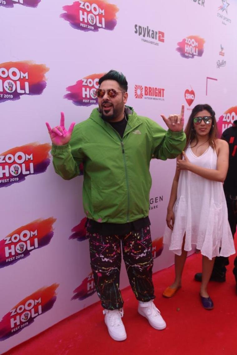 पंजाबी सिंगर बादशाह 'Zoom Holi bash' में कुछ इस अंदाज में पहुंचे।