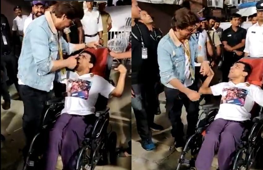 शाहरुख खान अपने दिव्यांग फैन के साथ।