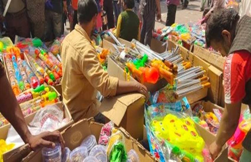 चीन में बनी पिचकारी, स्प्रे और रंगों को बाजारों में खूब बेचा जा रहा है। 
(फोटो सोर्स : indian express) चीन में बनी पिचकारी, स्प्रे और रंगों को बाजारों में खूब बेचा जा रहा है। 
(फोटो सोर्स : indian express)