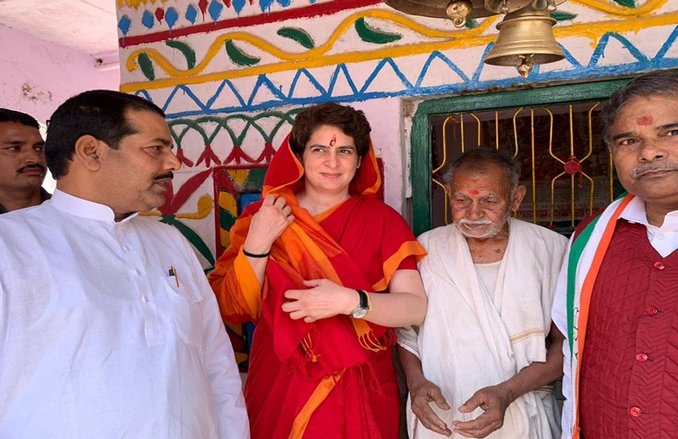 Lok Sabha Election 2019: विंध्याचल मंदिर पहुंची प्रियंका, लगने लगे मोदी-मोदी के नारे, देखें VIDEO